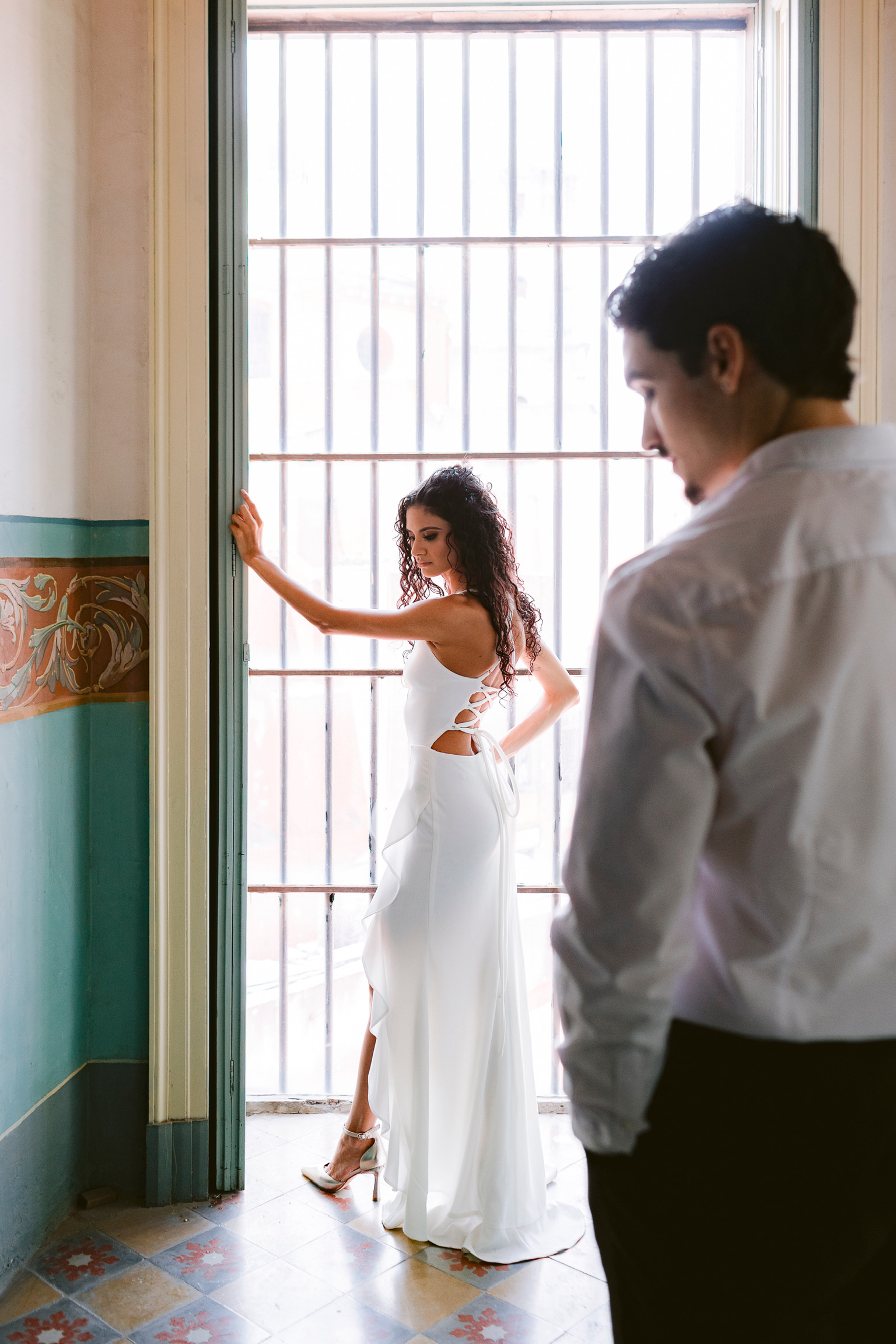 Karina junto a una ventana
